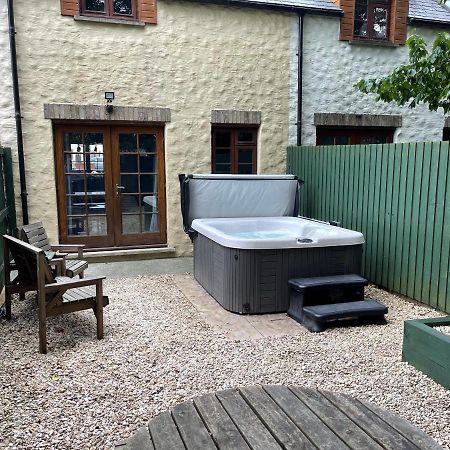 Cottage With Hot Tub In Pembrokeshire ハバーフォードウェスト エクステリア 写真