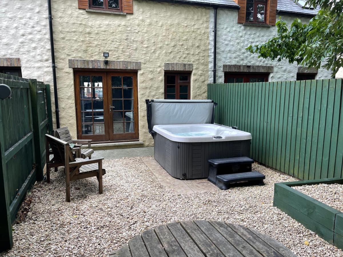 Cottage With Hot Tub In Pembrokeshire ハバーフォードウェスト エクステリア 写真