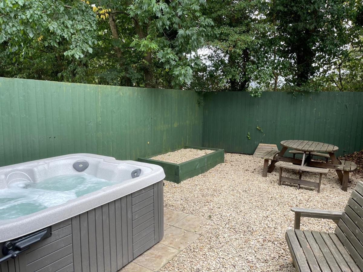 Cottage With Hot Tub In Pembrokeshire ハバーフォードウェスト エクステリア 写真